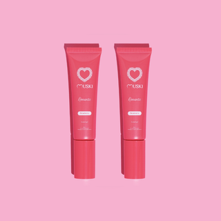 Duo intieme musk Romantic Strawberry van Muski met aardbei, witte musk en vanille op een roze achtergrond