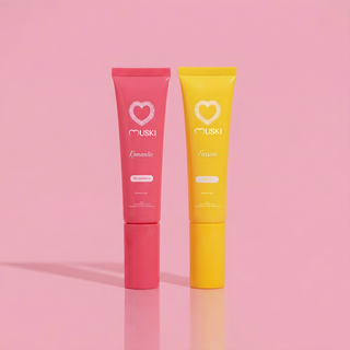Duo intieme musk van Muski met Romantic aardbei en Passion monoï, gefotografeerd op roze achtergrond
