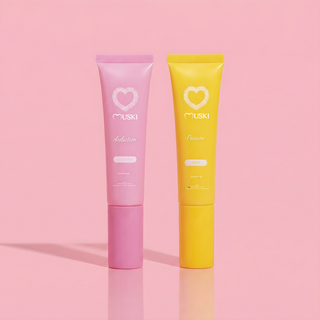 Duo intieme musk van Muski met Seduction witte tahara musk en Passion monoï op roze achtergrond
