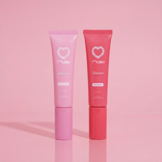 Duo intieme musk van Muski met Seduction witte tahara musk en Romantic aardbei op roze achtergrond
