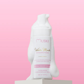 Muski White Musk intimate foam – gentle pH balanced cleansing mousse with pink background