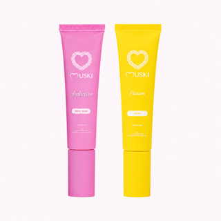 MUSKI Seduction en Passion Intieme Musk tubes op een lichtroze achtergrond