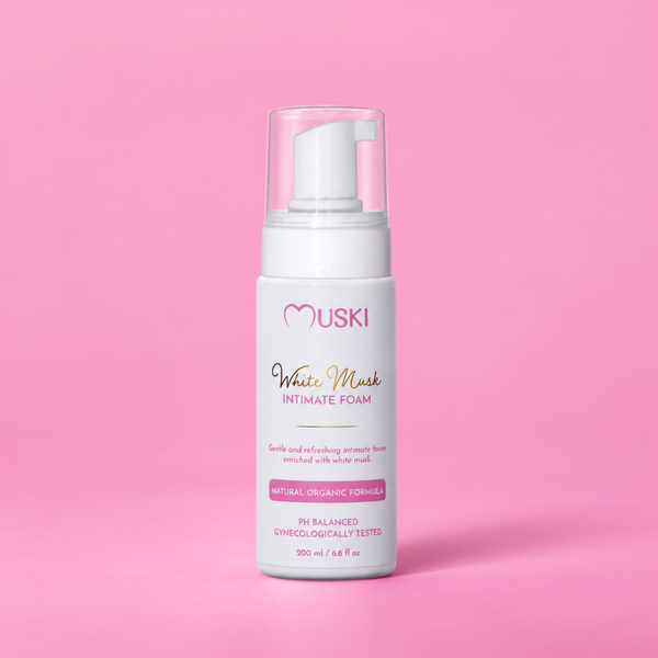 Muski Intieme Wasmousse met witte musk, flacon van 200 ml op een zachtroze achtergrond